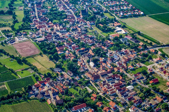 Dorf von Südosten in Essingen im Bundesland Rheinland-Pfalz, Deutschland