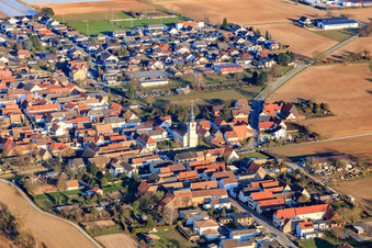 Dorfansicht von Westen mit Evangelische Kirche in Freisbach im Bundesland Rheinland-Pfalz, Deutschland