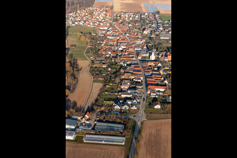 Dorf - Ansicht um die Hauptstraße in Freisbach im Bundesland Rheinland-Pfalz, Deutschland