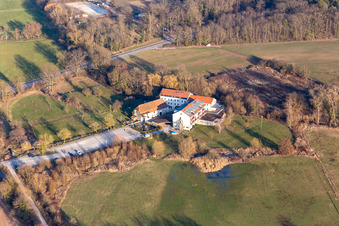 Gebäudekomplex der Hotelanlage Zeiskamer Mühle in Zeiskam im Bundesland Rheinland-Pfalz, Deutschland von oben