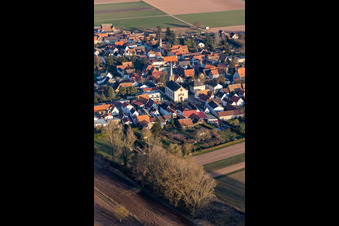 Kirchengebäude im Dorfkern in Knittelsheim im Bundesland Rheinland-Pfalz, Deutschland