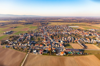 Luftaufnahme von Dorf - Ansicht am Rande von landwirtschaftlichen Feldern und Nutzflächen in Ottersheim bei Landau im Bundesland Rheinland-Pfalz, Deutschland