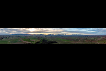 Panorama des Sonnenuntergang über der Landschaft des Pfälzerwalds vom Horbachtal aus in Billigheim-Ingenheim im Bundesland Rheinland-Pfalz, Deutschland
