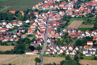 Duttweiler-Straße im Ortsteil Geinsheim in Neustadt an der Weinstraße im Bundesland Rheinland-Pfalz, Deutschland