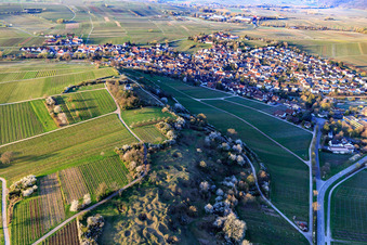 Kapelle "Kleine Kalmit" im Naturschutzgebiet Kleine Kalmit am Ostermorgen mit Frühlingsblüte in Ilbesheim bei Landau im Bundesland Rheinland-Pfalz, Deutschland aus der Luft