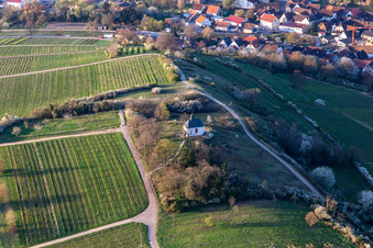 Luftaufnahme von Kirchengebäude der Kapelle im Naturschutzgebiet Kleine Kalmit in Ilbesheim bei Landau in der Pfalz im Bundesland Rheinland-Pfalz, Deutschland