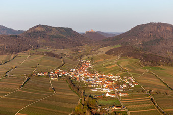 Vor dem Trifels in Ranschbach im Bundesland Rheinland-Pfalz, Deutschland