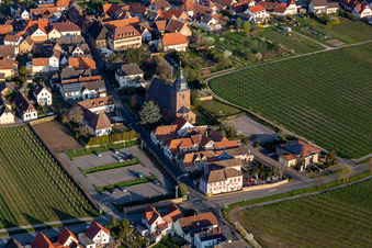 Kirchengebäude der Katholischen Pfarrkirche Maria Heimsuchung, Das Weinhaus Vinothek Meßmer, Ritterhof zur Rose in Burrweiler im Bundesland Rheinland-Pfalz, Deutschland