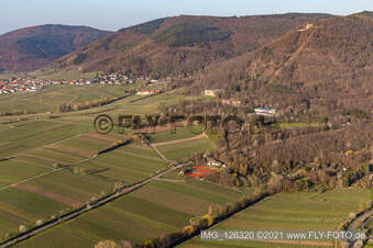 Schloss Villa Ludwigshöhe in Edenkoben im Bundesland Rheinland-Pfalz, Deutschland von oben gesehen