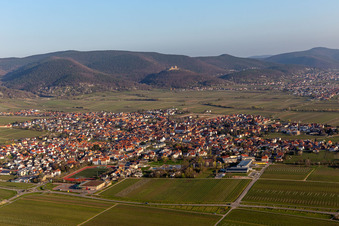 Ortsansicht der Straßen und Häuser der Wohngebiete in der vom Haardtrand des Pfälzerwalds umgebenen Rheinebene in Edenkoben im Ortsteil Alsterweiler in Maikammer im Bundesland Rheinland-Pfalz, Deutschland
