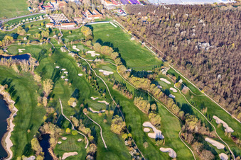 Schrägluftbild von Blühende Bäume im Frühjahr auf der Golfanlage Landgut Dreihof - GOLF absolute in Essingen im Bundesland Rheinland-Pfalz, Deutschland