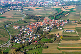Dorf - Ansicht am Rande von landwirtschaftlichen Feldern und Nutzflächen in Wollmesheim in Landau in der Pfalz im Bundesland Rheinland-Pfalz, Deutschland