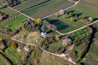 Schrägluftbild von Kirchengebäude der Kapelle im Naturschutzgebiet Kleine Kalmit in Ilbesheim bei Landau in der Pfalz im Bundesland Rheinland-Pfalz, Deutschland