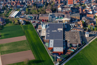 Luftaufnahme von Gebäude und Produktionshallen auf dem Werksgelände der BELLHEIMER BRAUEREI - PARK & Bellheimer Brauereien GmbH & Co. KG im Bundesland Rheinland-Pfalz, Deutschland
