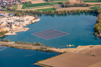 Luftbild von Schwimmendes Solarkraftwerk und Panelfelder von Photovoltaik- Anlagen auf der Wasseroberfläche auf einem Baggersee zur Kiesgewinnung in Leimersheim im Bundesland Rheinland-Pfalz, Deutschland