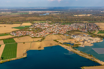 Ortskern am Uferbereich des Baggersee in Leimersheim im Bundesland Rheinland-Pfalz, Deutschland