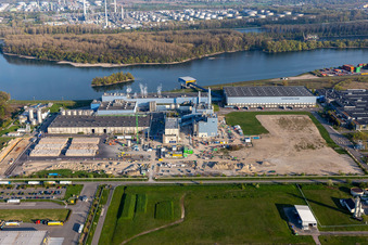 Neubau des Gas- Wasserstoff- Kraftwerks der Papierfabrik Palm GmbH & Co. KG im Ortsteil Industriegebiet Wörth-Oberwald in Wörth am Rhein im Bundesland Rheinland-Pfalz, Deutschland von der Drohne aus gesehen