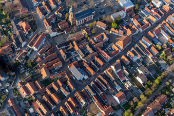 Hauptstraße und Marktplatz in Kandel im Bundesland Rheinland-Pfalz, Deutschland