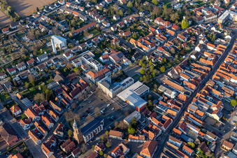 Luftbild von Hauptstraße und Marktplatz in Kandel im Bundesland Rheinland-Pfalz, Deutschland