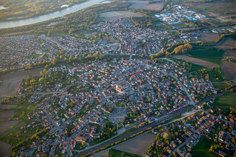 Drohnenaufname von Drusenheim im Bundesland Bas-Rhin, Frankreich