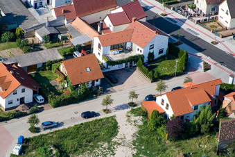 Schrägluftbild von Rennbahnstraße x Albert-Einstein-Straße in Haßloch im Bundesland Rheinland-Pfalz, Deutschland