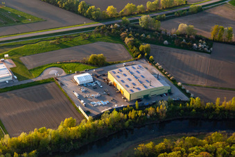 Firmengelände der Wiegel Rheinau Feuerverzinken GmbH & Co KG mit Hallen, Firmengebäuden und Produktionsstätten in Freistett im Bundesland Baden-Württemberg, Deutschland