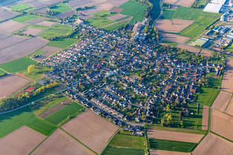 Ortsansicht am Rande von landwirtschaftlichen Feldern und Nutzflächen in Hugsweier in Lahr im Bundesland Baden-Württemberg, Deutschland