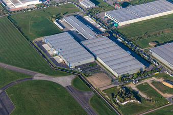 Firmengelände mit Hallen, Firmengebäuden und Produktionsstätten der DSV Road GmbH, DSV Solutions GmbH, ARGE BSA Lahr und Fliege Logistik Stiftung in Lahr/Schwarzwald im Ortsteil Hugsweier im Bundesland Baden-Württemberg, Deutschland