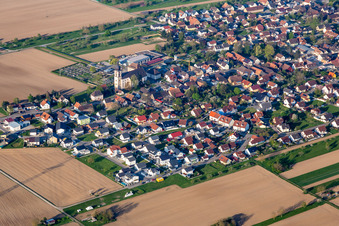 Kirchengebäude der Pfarrkirche St. Cyprian und Justina im Dorfkern in Kappel-Grafenhausen im Ortsteil Kappel am Rhein im Bundesland Baden-Württemberg, Deutschland