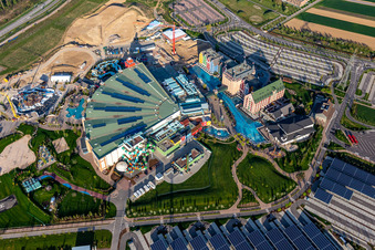 Luftaufnahme von Baustelle des Wasserpark "Rulantica" und Museumshotel Kronasar auf dem Gelände des wegen Corona geschlossenen Freizeitpark " Europapark " in Rust im Bundesland Baden-Württemberg, Deutschland