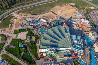 Baustelle des Wasserpark "Rulantica" und Museumshotel Kronasar auf dem Gelände des wegen Corona geschlossenen Freizeitpark " Europapark " in Rust im Bundesland Baden-Württemberg, Deutschland von oben