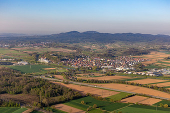 Ortsansicht der Straßen und Häuser der Wohngebiete in Riegel am Kaiserstuhl im Bundesland Baden-Württemberg, Deutschland