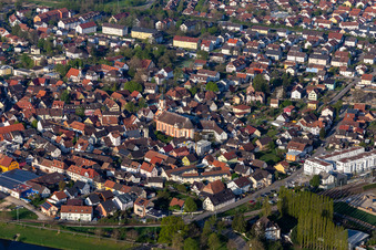 Luftaufnahme von Ortsansicht der Straßen und Häuser der Wohngebiete in Riegel am Kaiserstuhl im Bundesland Baden-Württemberg, Deutschland