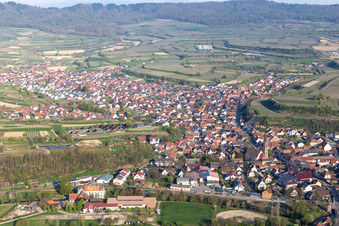 Ortsansicht der Straßen und Häuser der Wohngebiete in Eichstetten am Kaiserstuhl im Bundesland Baden-Württemberg, Deutschland