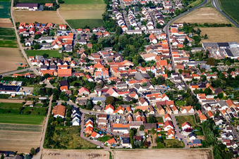 Ortsansicht der Straßen und Häuser der Wohngebiete im Ortsteil Assenheim in Hochdorf-Assenheim im Bundesland Rheinland-Pfalz, Deutschland