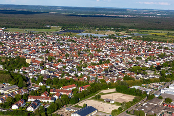 Ortsansicht der Straßen und Häuser der Wohngebiete in Eggenstein in Eggenstein-Leopoldshafen im Bundesland Baden-Württemberg, Deutschland