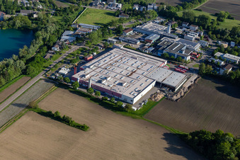 Schrägluftbild von Gebäude und Produktionshallen auf dem Werksgelände der Coca-Cola European Partners Deutschland GmbH in Neureut in Karlsruhe im Bundesland Baden-Württemberg
