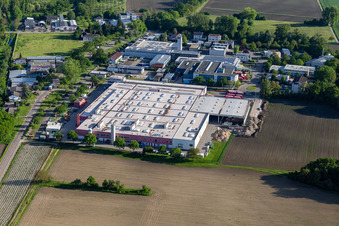 Gebäude und Produktionshallen auf dem Werksgelände der Coca-Cola European Partners Deutschland GmbH in Neureut in Karlsruhe im Bundesland Baden-Württemberg von oben