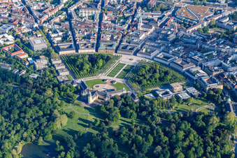Fächerstadt mit Karlruher Schloss und Zirkel im Ortsteil Innenstadt-West in Karlsruhe im Bundesland Baden-Württemberg, Deutschland