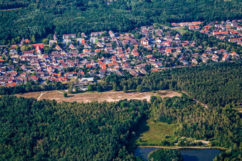 Stadtansicht am Entenweiher von Süden in Birkenheide im Bundesland Rheinland-Pfalz, Deutschland