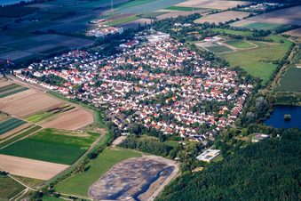 Ortsansicht der Straßen und Häuser der Wohngebiete in Lambsheim im Bundesland Rheinland-Pfalz, Deutschland
