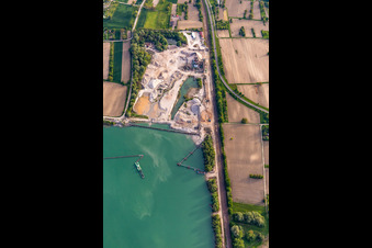 Schrägluftbild von Baggersee der HBM Hagenbacher Bau Mineralstoffe im Bundesland Rheinland-Pfalz, Deutschland