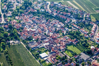 Ortsansicht der Straßen und Häuser der Wohngebiete in Großkarlbach im Bundesland Rheinland-Pfalz, Deutschland