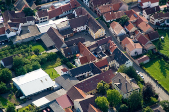 Luftbild von Hauptstr in Großkarlbach im Bundesland Rheinland-Pfalz, Deutschland