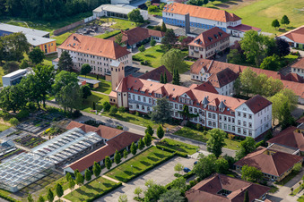 Gebäude des Caritas Förderzentrum St. Laurentius und Paulus und des Jugendwerk St. Josef im Ortsteil Queichheim in Landau in der Pfalz im Bundesland Rheinland-Pfalz, Deutschland