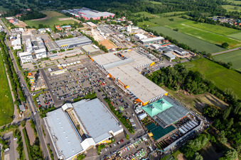 Schrägluftbild von Gebäude der Niederlassung des Baumarktes HORNBACH Bornheim im Ortsteil Industriegebiet Bornheim in Bornheim im Ortsteil Dreihof im Bundesland Rheinland-Pfalz, Deutschland