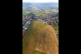 Segelflug- Gelände auf dem Flugplatz des FSV Neustadt in Lachen-Speyerdorf in Neustadt an der Weinstraße im Bundesland Rheinland-Pfalz, Deutschland