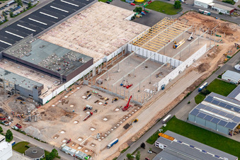 Luftbild von Baustelle für einen Lagerhallen und Speditionsgebäude- Neubau der Progroup Board GmbH im Interpark in Offenbach an der Queich im Bundesland Rheinland-Pfalz, Deutschland