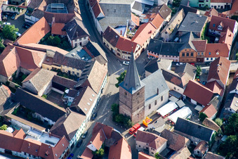 Kirchengebäude im Dorfkern in Großkarlbach im Bundesland Rheinland-Pfalz, Deutschland
