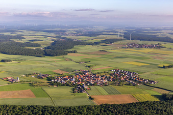 Schrägluftbild von Dorf - Ansicht am Rande von landwirtschaftlichen Feldern und Nutzflächen in Ebertshausen in Üchtelhausen im Bundesland Bayern, Deutschland